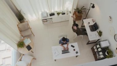 Modern ofis alanında çalışan iki girişimcinin doğrudan görüşünün üzerinde