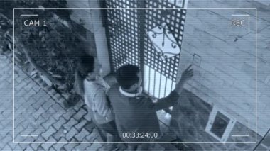 Arkadaşlarını ziyaret ederken kapı zilini çalan genç çiftin güvenlik kamerası görüntüsü.