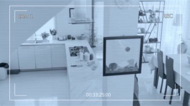 Asyalı kadının kocasına kahvaltı hazırlarken çekilmiş gizli kamera görüntüleri. Evde kablosuz bilgisayarla çalışıyor.
