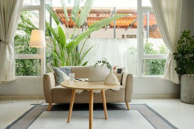 Oturma odası, kanepe ve kahve masası.