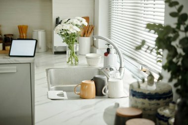 Modern mutfakta temiz tabaklar olan mutfak tezgahı.