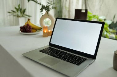 Mutfaktaki yemek masasında çevrimiçi çalışmak için bilgisayarı kapat.