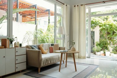 Oturma odasında rahat bir kanepe ve kahve masası var.