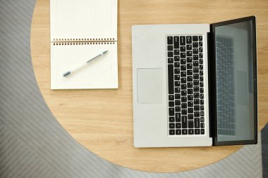 İnternette çalışmak için sehpadaki dizüstü bilgisayar ve dizüstü bilgisayarın üst görüntüsü