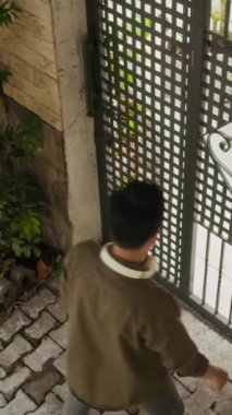 Genç Asyalı bir kadının arkadaşıyla buluşmasının dikey görüntüsü.