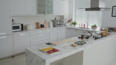 Modern evdeki mutfakta yemek pişirmek için hazırlanmış çeşitli yemeklerden bir tane, insan yok.