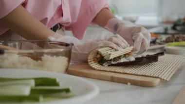 Evdeki mutfak tezgahında tanınmayan bir kadının el yapımı içkisi.