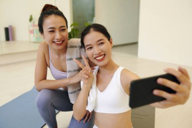 Stüdyoda yoga seansında arkadaşça gülüşmeler ve mutluluklar.