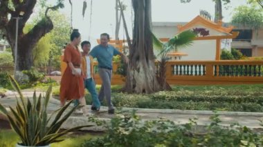 Asya 'daki antik tapınak ve bahçeyi ziyaret eden turist ailelerinin geniş bir görüntüsü.