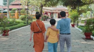 Genç oğlu ve ailesinin Asya 'daki antik tapınağı ziyaret ederken çekilmiş bir fotoğrafı.