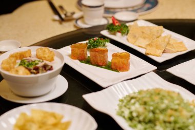 Restoranda servis edilen tabaklar üzerindeki aperatifler.