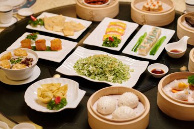 Restoranda servis edilen çeşitli tabaklar.