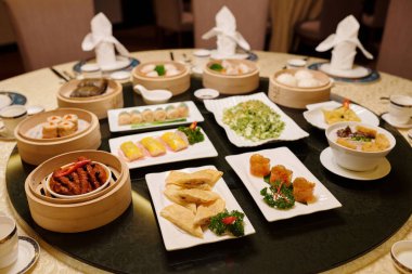 Restoranda çeşitli tabaklar olan yuvarlak masa.