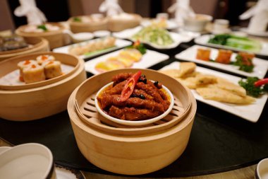 Yemek masasında servis edilen lezzetli yiyeceklerin yakın çekimi.