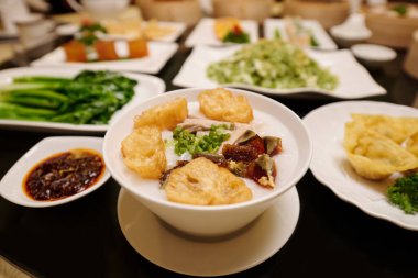 Lokantadaki lezzetli çorbanın yakın çekimi.