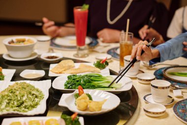 Restorandaki toplantı sırasında Çin yemeği yiyen insanların yakın çekimi.