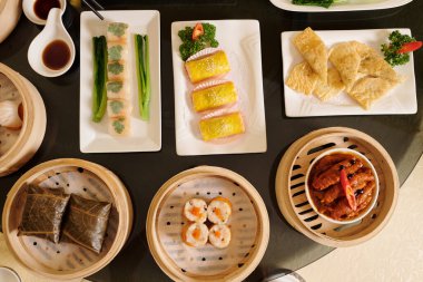 Restoranda servis edilen Çin yemeklerinin en üst görüntüsü.