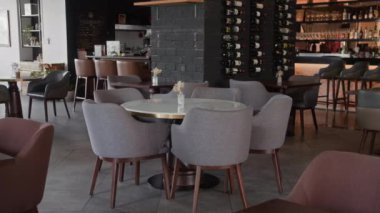 Modern restoranın sofistike bir iç mekanı, seçkin şarap sergisi ve rahat oturma düzeniyle, insan olmadan.