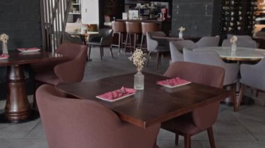 Konforlu, iyi düzenlenmiş yemek alanı olan modern restoranın orta boy zarif bir iç mekanı.