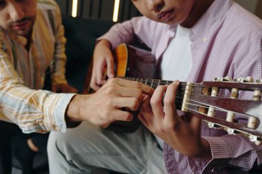 Öğrenci kendini adamış bir müzik sınıfında öğretmenden gitar dersi alıyor. Özel teknikler ve akor ilerlemeleri öğretiyor.