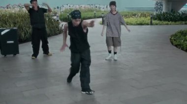 Asyalı dansçıların şehir parkında hip hop hareketleri yapmak için toplanma ihtimalleri çok düşük.