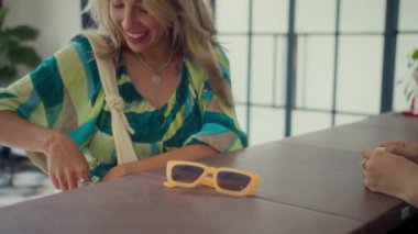 Kadın turistin oteldeki resepsiyoniste pasaportunu verirken çekilen yavaş çekim.