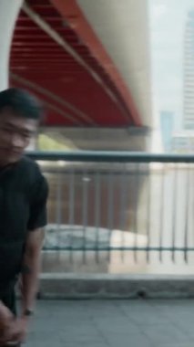 Profesyonel break dansçının dikey çekimi kamerada dinamik hareketler sergiliyor