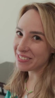 Resort, UGC 'deki otel odasını görüntüleyen genç bayan turistin dikey görüntüsü