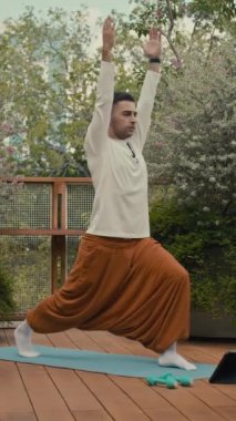 Tablet pc açık havada çevrimiçi oturum sırasında sporcunun savaşçı pozu.