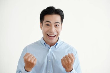 Beyaz arka planda kameraya bakan heyecanlı adamın portresi