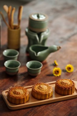 Tahtada ev yapımı keklerin yüksek açılı görüntüsü