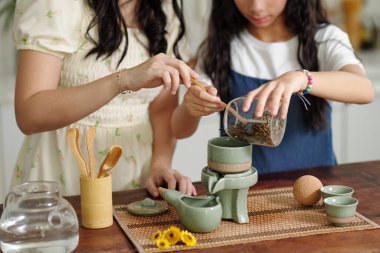 Annenin kızıyla çay demlerken yakın çekimi.