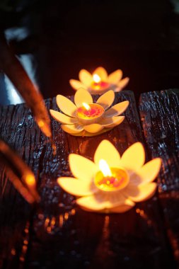 Nilüfer şekilli mumların yakın çekimi tatil onuruna yanar.