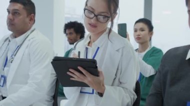 İçerideki tıp konferansını ziyaret eden çok ırklı kliniklerin görüntülerini kaldır.