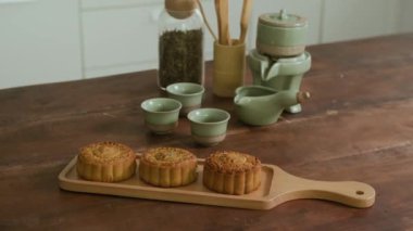 Geleneksel ay çöreği ve seramik çay setinin orta boy kapanışı, sonbahar ortası festivalini sembolize ediyor, kimse yok.