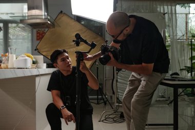 Çekimden önce kameramanın ekipmanları kurmasına yardımcı oluyor