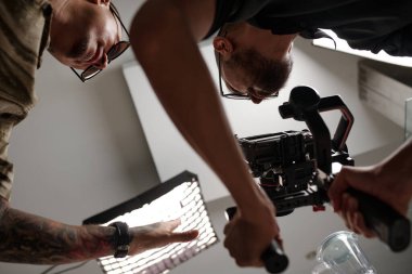 Yöneticinin operatörün işini kontrol ettiği düşük açılı görünüm