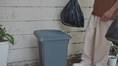 Anonim bir baba ve oğlunun ev işi yaparken çöp attıkları sahneler.