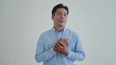 Genç Asyalı adamın vücut dili beyaza izole edilmiş bir şekilde şehvetini ifade ettiği orta boy fotokopi.