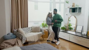 Çeşitli çiftlerin rahat, güzel dekore edilmiş bir odada dansın keyfini çıkarırken, hafif ışıklandırma ve rahat mobilyalar, fotokopi alanı...