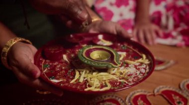 Diwali 'yi birlikte kutlarken tanınmayan Hintli insanların ellerini kapayın.