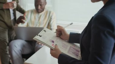 Modern kapsayıcı ofiste toplanırken proje tartışmasında işbirliği yapan üç farklı meslektaşın görüntülerini yukarı kaldır