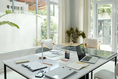 Toplantı masasında dokümanlar ve güneş paneli var.