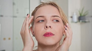 Kafkas kökenli Z jenerasyonundaki kadın parmaklarıyla içeride masaj yapıyor.