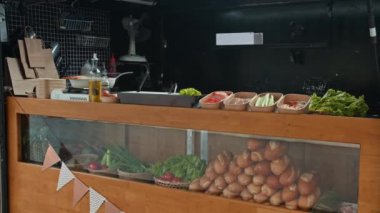 Açık hava kamyonunda yemek pişirmek için çeşitli taze malzemelerden orta boy.