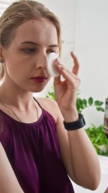 Kafkas kökenli Z geninin dikey görüntüsü. Yüzü temizlemek için pamuk ped kullanıyor.