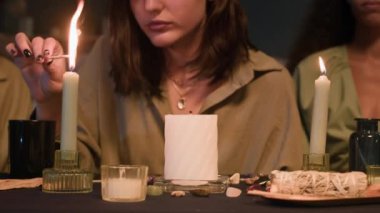 Üç kızın mum yakarken çekilen sahneleri kader kehaneti oturumuna hazırlanırken.