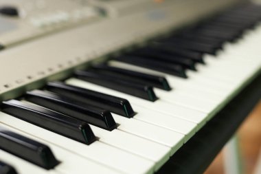 Müzik stüdyosundaki profesyonel sentezleyicinin yakın çekimi