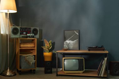 Retro teyp ve televizyon odada duruyor.