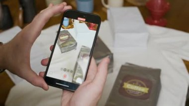 Kahve üretimiyle ilgili blog için cep telefonuyla çekim yapan genç bir pazarlamacının el kamerası.
